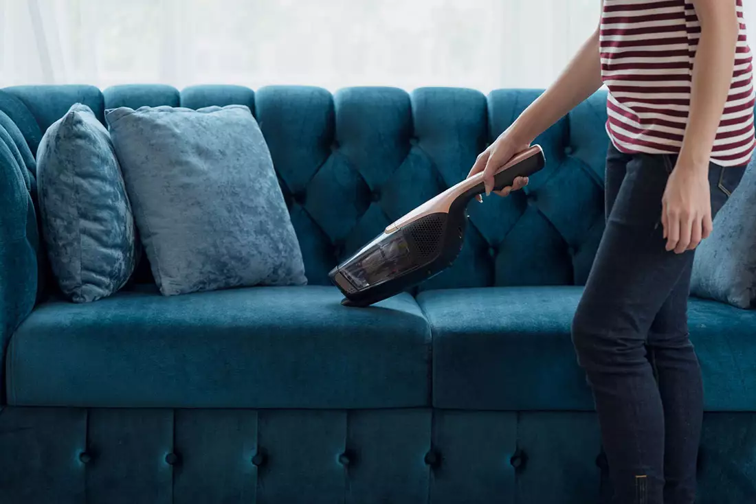 Как избавиться от запаха на диване?